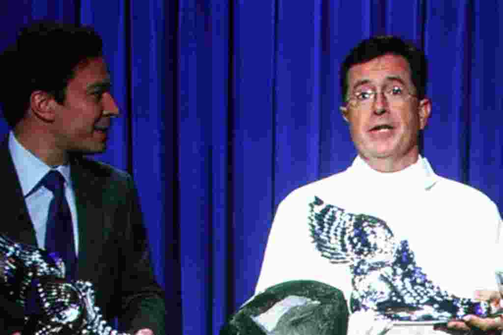 Los comediantes Jimmy Fallon y Stephen Colbert reciben, vía satélite, el premio Do Something a dúo.