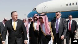 El secretario de Estado de EE.UU., Mike Pompeo, saluda al ministro de Relaciones Exteriores de Arabia Saudita, Adel al-Jubeir, tras llegar a Riad, Arabia Saudita, el martes, 16 de octubre de 2018.