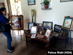 Foto Pater Frof. Dr. Habil Josef Glinka SVD semasa hidup dipajang di ruang tamu Biara Soverdi Surabaya.