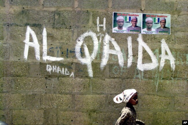 Nijerya'nın Kano kentinde üzerinde El Kaide yazan bir duvar