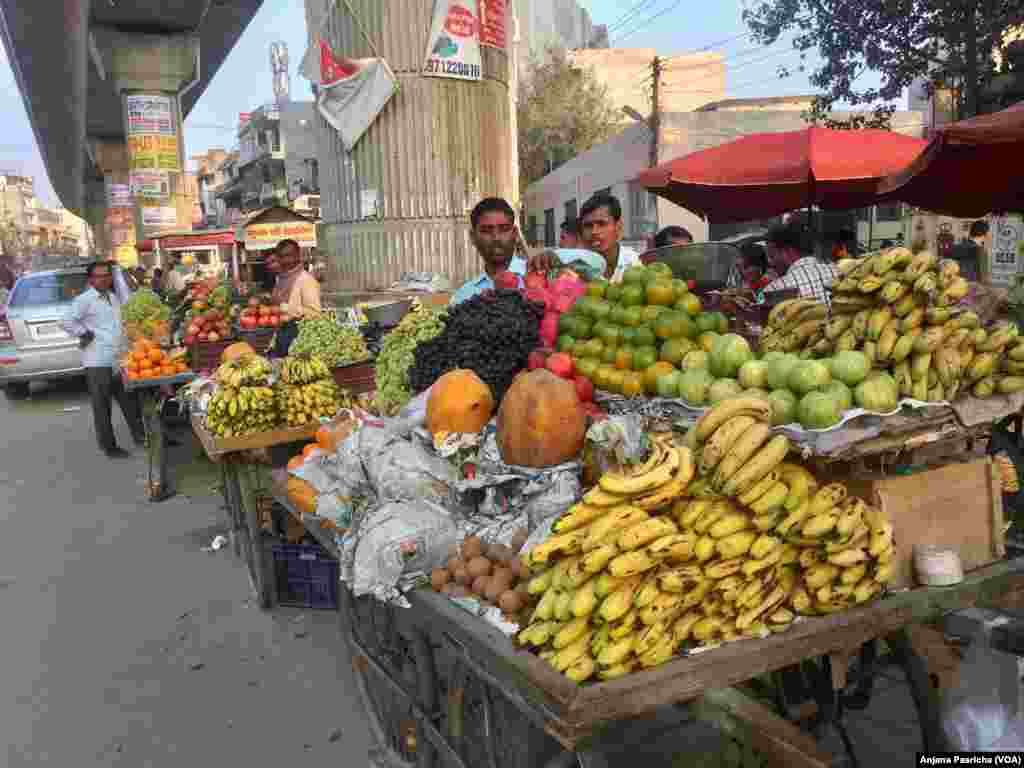 India's informal sector includes many workers selling fruits, vegetables and other wares. 