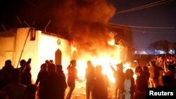  کنسولگری ایران در شهر نجف از سوی معترضان عراقی در روز چهارشنبه ششم آذر ماه به آتش کشیده شد.