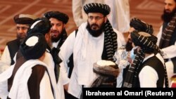 Delegasi Taliban berbicara selama pembicaraan antara pemerintah Afghanistan dan gerilyawan Taliban di Doha, Qatar 12 September 2020. (Foto: REUTERS/Ibraheem al Omari)