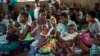 Les habitants du village de Tomali au Malawi font la queue pour que leurs enfants participent au programme pilote du premier vaccin contre le paludisme le 11 décembre 2019.