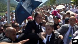 Aleksandar Vucic, Serbia's prime minister, center, is seen during a scuffle at the Potocari memorial complex near Srebrenica, 150 kilometers northeast of Sarajevo, Bosnia and Herzegovina, July 11, 2015.