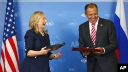 Državna sekretarka Hilari Klinton i ruski ministar inostranih poslova Sergej Lavrov na samitu APEC-a u Rusiji