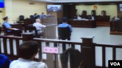 天津第二中级人民法院对709律师案和异议人士案的庭审星期三继续进行。独立中文笔会会员、北京教会人士胡石根在法庭被告席上，他被控涉嫌“颠覆国家政权罪”（法庭照片）