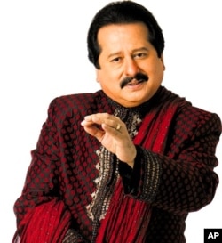 আজকের বিশ্ব সঙ্গীতঃ পঙ্কজ উদাসের “চান্দি যেয়সা রাংগ হ্যায় তেরা”