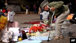Memorial improvisado da jovem indiana, violada e assassinada em Nova Delhi