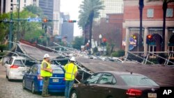 Los fuertes vientos causados por una tormenta invernal derrumbaron el andamio alrededor de un hotel en Nueva Orleans el 5 de febrero del 2020. 