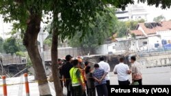 Berbagai pihak dari pemerintah, polisi dan pakar kebencanaan memeriksa kondisi jalan ambles di Jalan Gubeng. (Foto: VOA/Petrus)