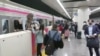در جریان حمله هالووین در توکیو مردم در یک ایستگاه مترو در غرب توکیو از پنجره‌های قطار مترو فرار می‌کنند - یکشنبه ۹ آبان (TWITTER @SIZ33/via REUTERS)