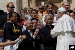 El papa elogió a los católicos de China, “que entre sus dificultades y esfuerzos diarios siguen creyendo, confiando y amando”.