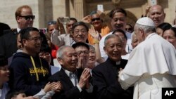 教宗方济各2019年5月22日在梵蒂冈圣彼得广场每周例行朝见活动时停下来与一组来自中国上海的天主教徒握手并向中国的天主教徒们表达敬意。