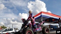 Camelia Liparoti de France, monte avec sa moto Yamaha à quatre roues sur la rampe du podium lors du départ du cérémonial du Rallye de Dakar à Asuncion, au Paraguay, 1er janvier 2017. 