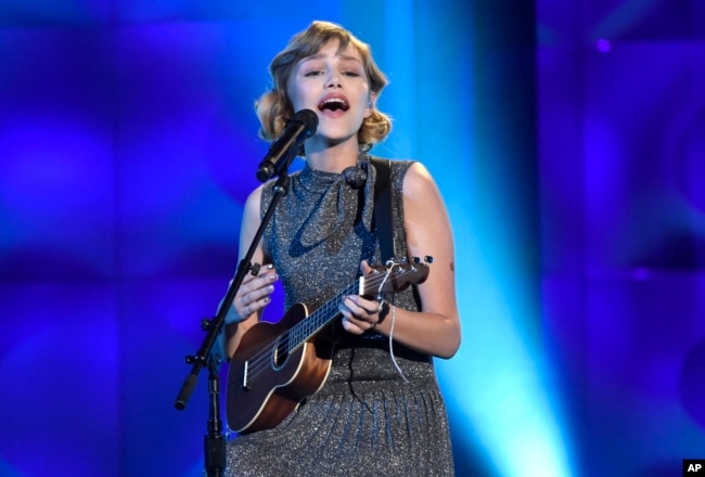 La cantante de 14 años, Grace VanderWall, durante el programa Billboard Women in Music 2017.