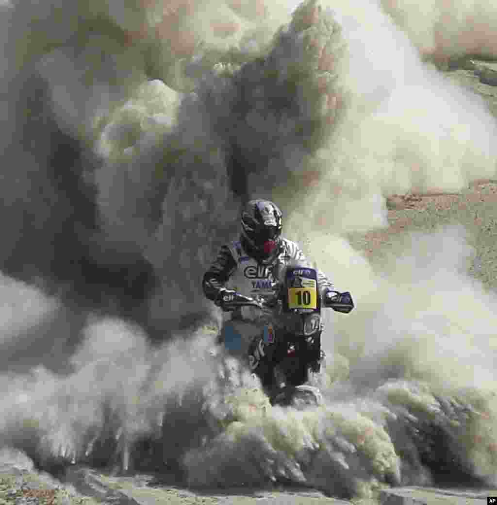 Yamaha rider David Casteu of France competes during the 5th stage of the 2013 Dakar Rally from Arequipa, Peru, to Arica, Chile, January 9, 2013.