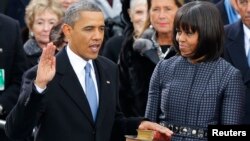 奧巴馬在美國國會大廈的台階上宣誓就職﹐旁為第一夫人米歇爾
