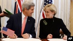 Australijaska ministrica vanjskih poslova Julie Bishop i američki državni sekretar John Kerryprilikom potpisivanja sporazuma