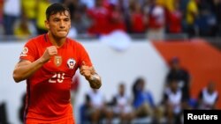 El mediocampista chileno Charles Aránguiz celebra el primer gol de Chile, en el partido que ganaron a Colombia, 2-0.