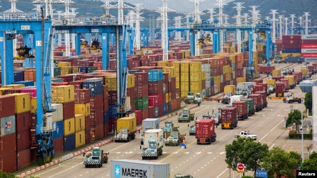 TƯ LIỆU: Những hàng xe tải tại một bến container thuộc cảng Ninh Ba-Chu Sơn ở tỉnh Chiết Giang, Trung Quốc, ngày 15 tháng 8, 2021.