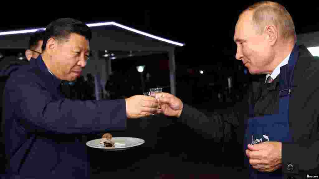 Shugaban kasar Rasha Vladimir Putin da na kasar China Xi Jinping, na gaisawa a lokacin ziyarar sa lokacin babban taron tattalin arziki a kasar Rasha. &nbsp;