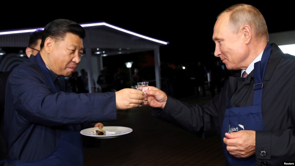 Президент Росиии Владимир Путин и президент КНР Си Цзиньпин - встреча на полях форума.