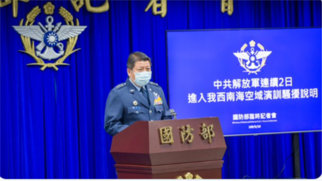 台湾国防部就中国军机连续两天进入台湾空识区召开临时记者会。（2020年9月10日）（台湾国防部推特账户）