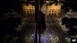 Ribuan pengunjuk rasa di depan di Municipal Theater di pusat Kota Rio de Janeiro, dalam unjuk rasa memprotes kematian politisi perempuan yang juga anggota Dewan Kota Rio, Marielle Franco, yang ditembak mati sehari sebelumnya oleh dua orang tak dikenal di Rio de Janeiro, Brazil, 15 Maret 2018. 