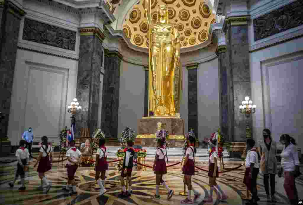 Students walk in a line to pay their last respects to Havana&#39;s Historian Eusebio Leal during his funeral ceremony inside the &quot;Salon de Los Pasos Perdidos&quot; where his ashes are on display at the Capitol in Havana, Cuba.