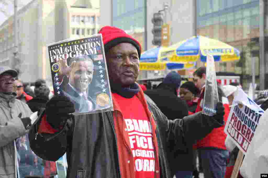 Los vendedores ambulantes ofrecen una gran variedad de productos desde programas del D&iacute;a de la Juramentaci&oacute;n hasta gorras y banderas con la foto de Barack Obama. [Foto: Mitzi Macias, VOA]