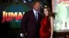 Dwayne Johnson com a mulher Lauren Hashian na estreia de "Jumanji: Welcome to the Jungle" Los Angeles, 11 dez., 2017. (Foto: Reuters)