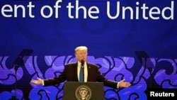 도널드 트럼프 미국 대통령이 10일 베트남 다낭에서 열린 APEC 최고경영자 회의에서 연설하고 있다.