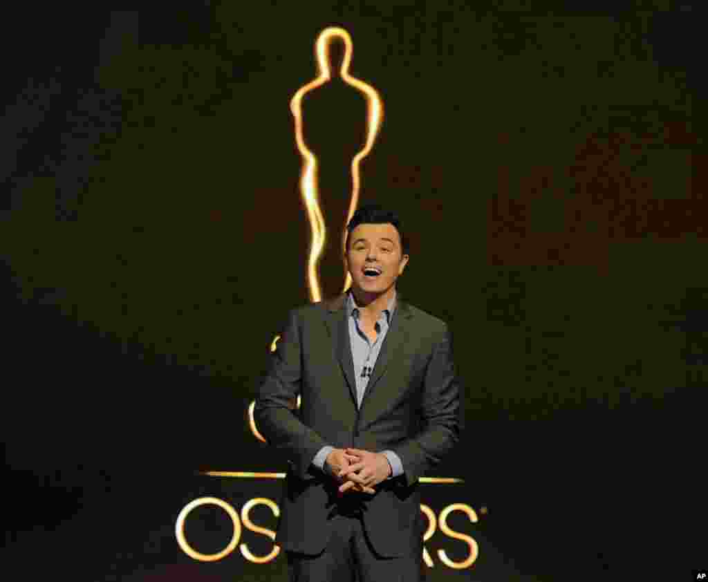 Pembawa acara piala Oscar 2013, komedian Seth MacFarlane, membacakan nominasi-nominasi penghargaan Academy Awards ke-85 di Beverly Hills, California (10/1). (Invision)