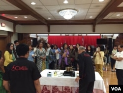 William Wongso melakukan demo masak di acara Culinary Business Workshop di Washington, DC (dok: VOA)