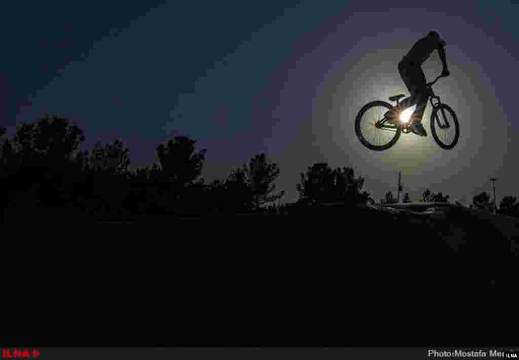 آماده سازی تیم دوچرخه سواری بی ام ایکس در بوستان علوی قم عکس: مصطفی معراجی 