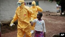 지난달 30일 라이베리아 몬로비아 북부의 프리먼리저브 마을에서 보건 요원들이 에볼라 의심 증세를 보이는 어린이를 구급차에 태우고 있다. (자료사진)