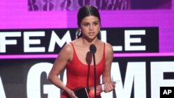 Selena Gomez accept the award favorite female artist pop/rock at the American Music Awards at the Microsoft Theater on Sunday, Nov. 20, 2016, in Los Angeles. (Photo by Matt Sayles/Invision/AP)