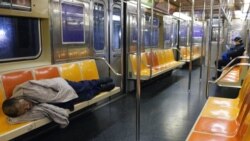 Muškarac spava u njujorško metrou tokom pandemije koronavirusa 13. aprila 2020. (Foto: Rojters)