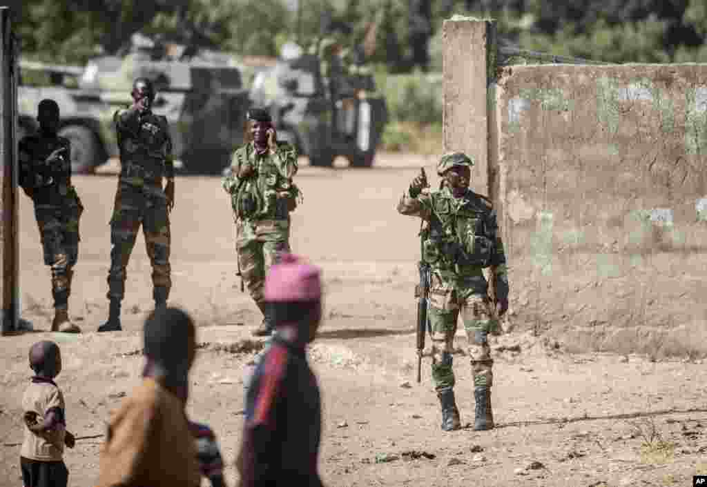 Quelques enfants contemplent l’attroupement des militaires sénégalais à la frontière avec la Gambie, dans le village de Karang, Sénégal, 20 janvier 2017