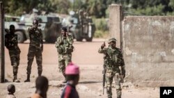 Quelques enfants contemplent l’attroupement des militaires sénégalais à la frontière avec la Gambie, dans le village de Karang, Sénégal, 20 janvier 2017