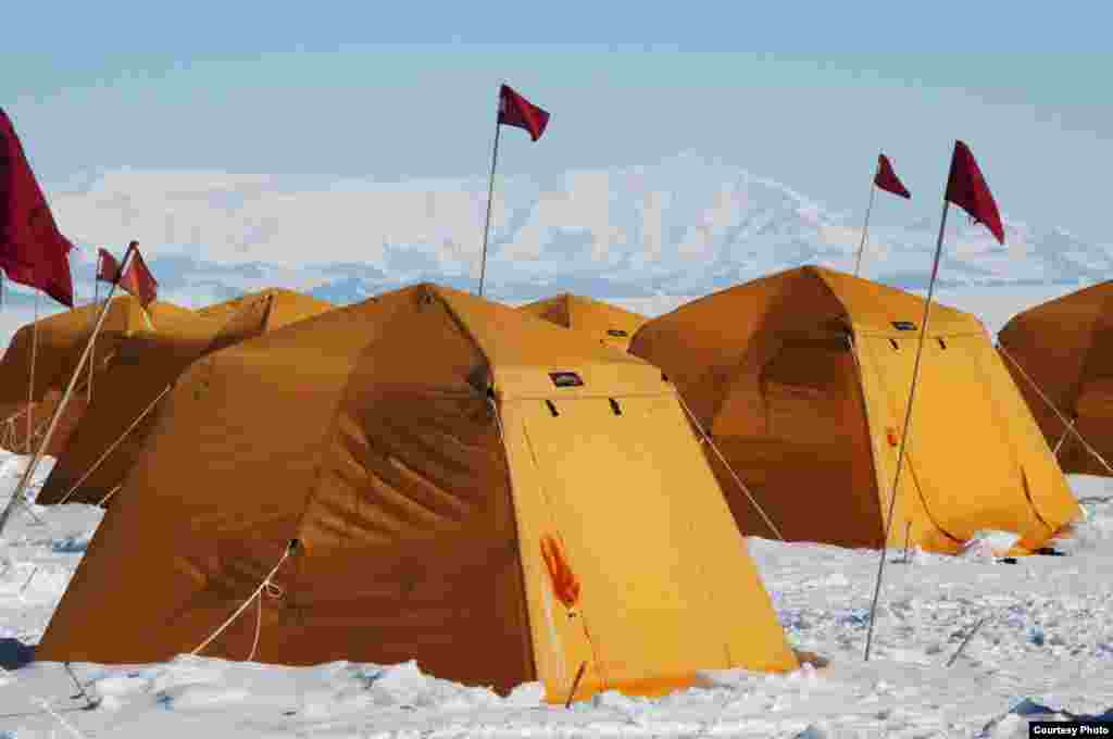 Des dortoirs sont en tentes dans le froid de l&#39;Antarctique, région la plus sèche et venteuse météo sur la planète. (Reed Scherer / NIU) &nbsp;