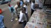 Un kiosque à journaux à Abjidan, le 19 mai 2008.