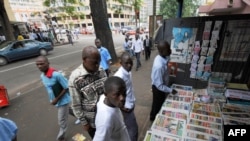 Un kiosque à journaux à Abjidan, le 19 mai 2008.