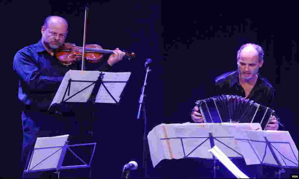 دو موسیقار ارجنٹائن کی موسیقی کے انداز پیش کرتے ہوئے