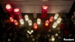 10月7日無國界醫生瑞士日內瓦總部外民眾點燃臘燭﹐悼念被駐阿富汗美軍上星期六﹐空襲炸死 10名患者和12名工作人員。 