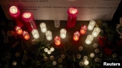 7일 스위스 제네바 '국경없는 의사회' 본부 앞에 아프간 병원 폭격 희생자들을 추모하는 촛불이 켜져 있다.