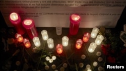 Des bougies ont été déposées à l’entrée de quartier général de Médecins Sans Frontières à Genève, Suisse, le 17 octobre 2015