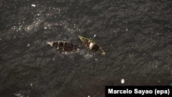 Foto udara perahu nelayan Brazil di Teluk Guanabara, Rio de Janeiro, Brazil yang tampak kotor (foto: dok). Di tempat inilah lomba layar olimpiade Rio akan diadakan. 