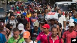Di dân Honduras đã đến Chiquimula, Guatemala, ngày 16/10/2018 và đang đi bộ tới Mỹ.